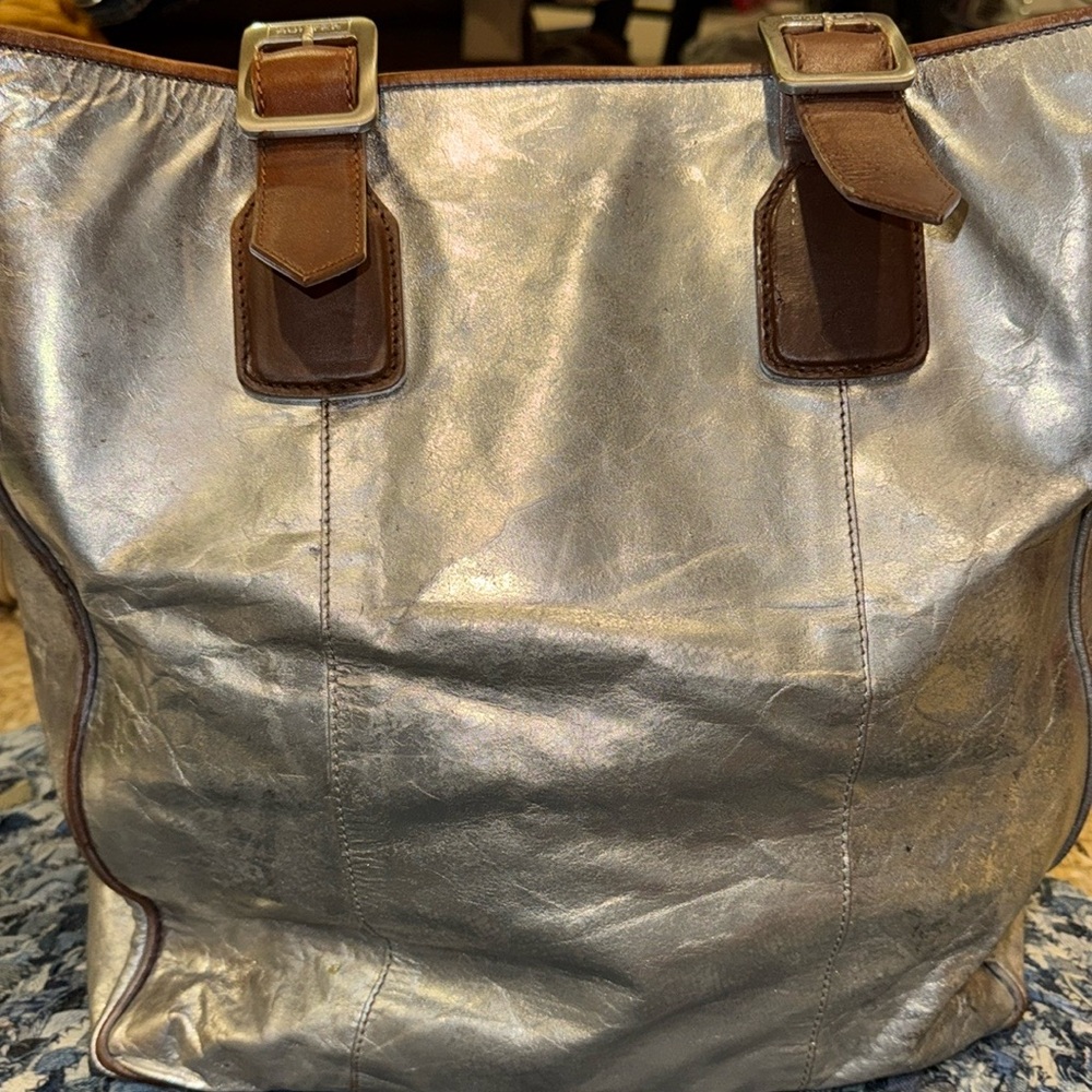 GUC HUNTER SUPER LARGE METALLIC BAG W. INSIGNIA ON 4 BUCKLES W. LEATHER ACCENTS